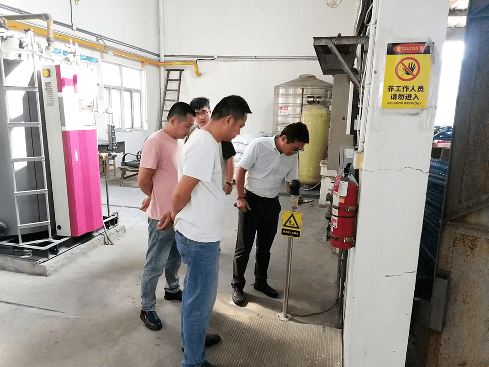 街道應急辦到劉潭服裝進行電氣線路安全檢查 街道應急辦到劉潭服裝進行電氣線路安全檢查