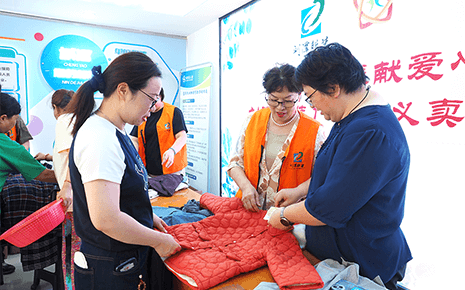 人大代表獻(xiàn)愛心——?jiǎng)⑻斗b到社區(qū)開展惠民義賣活動(dòng) 人大代表獻(xiàn)愛心——?jiǎng)⑻斗b到社區(qū)開展惠民義賣活動(dòng)