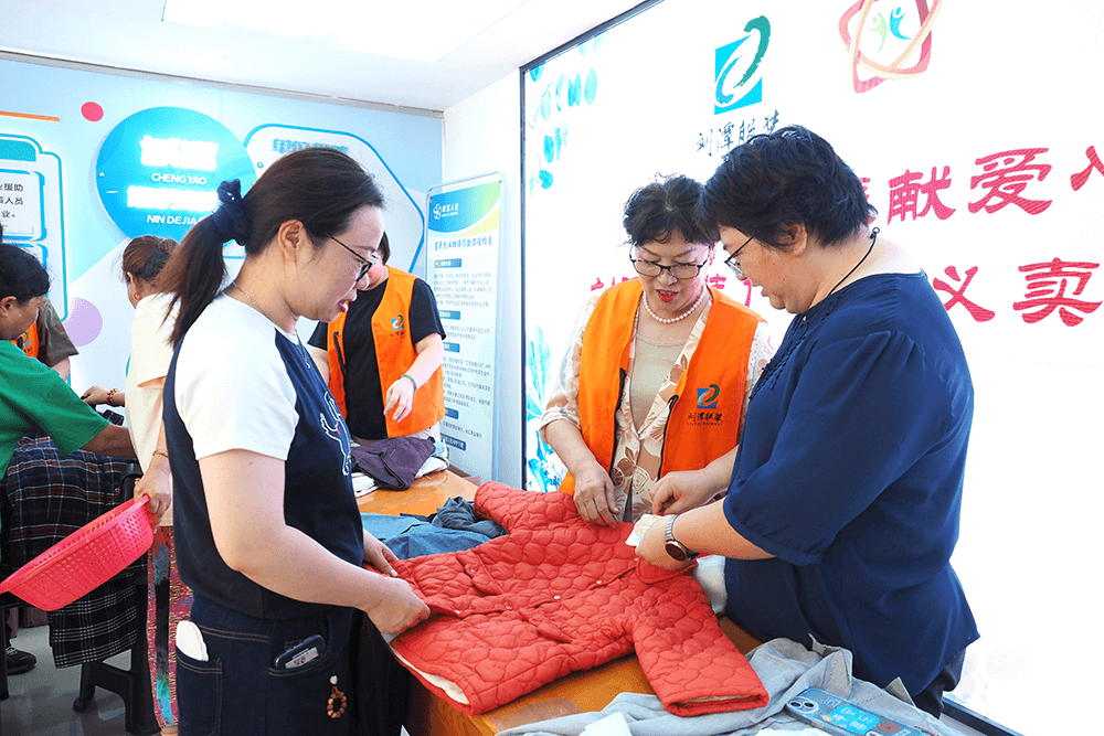 劉潭服裝到社區開展惠民義賣活動