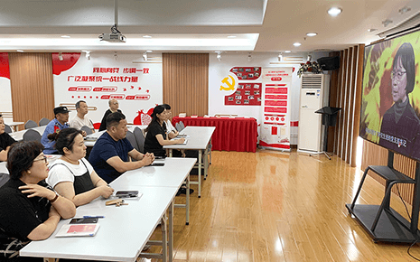 劉潭服裝:學(xué)習(xí)榜樣精神,汲取榜樣力量 劉潭服裝:學(xué)習(xí)榜樣精神,汲取榜樣力量