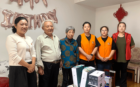 溫情關(guān)懷暖人心——?jiǎng)⑻斗b志愿者慰問(wèn)困難家庭