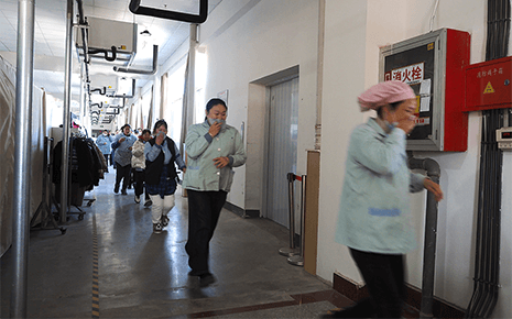 防患于未“燃”,安全演練忙:劉潭服裝開展車間應(yīng)急疏逃生散演練 防患于未“燃”,安全演練忙:劉潭服裝開展車間應(yīng)急疏逃生散演練