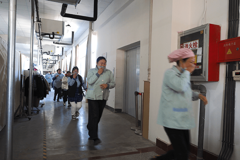劉潭服裝開展車間應急疏逃生散演練 劉潭服裝開展車間應急疏逃生散演練