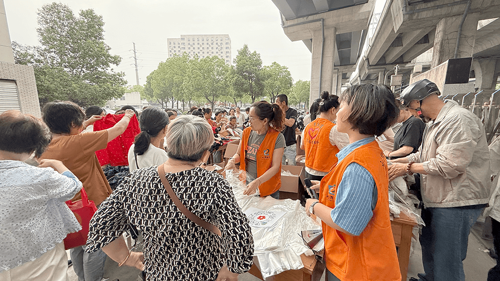 暖聚劉服,愛匯久久!劉潭服裝公益義賣傳遞溫暖力量 暖聚劉服,愛匯久久!劉潭服裝公益義賣傳遞溫暖力量