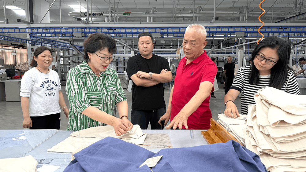 劉潭服裝領(lǐng)導(dǎo)層視察車間現(xiàn)場(chǎng):聚焦成果與展望未來(lái) 劉潭服裝領(lǐng)導(dǎo)層視察車間現(xiàn)場(chǎng):聚焦成果與展望未來(lái)