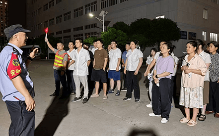 劉潭服裝開展夜間宿舍樓應急逃生演練:筑牢消防安全防線 劉潭服裝開展夜間宿舍樓應急逃生演練:筑牢消防安全防線