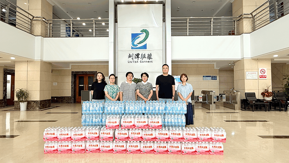 社區(qū)清涼送一線 關(guān)懷沁潤企業(yè)心——楊木橋社區(qū)到劉潭服裝開展慰問活動 社區(qū)清涼送一線 關(guān)懷沁潤企業(yè)心——楊木橋社區(qū)到劉潭服裝開展慰問活動