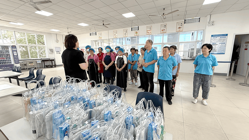 劉潭服裝:雙重關(guān)懷護(hù)“后方” 清涼安全送食堂 劉潭服裝:雙重關(guān)懷護(hù)“后方” 清涼安全送食堂