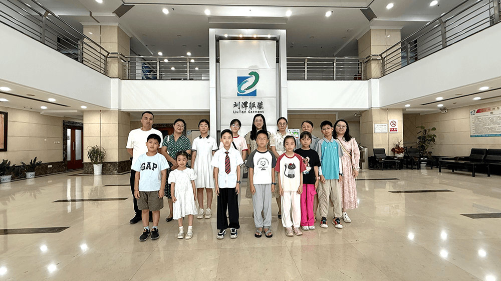 社區親子探秘“衣”世界!家庭參觀團走進劉潭服裝 社區親子探秘“衣”世界!家庭參觀團走進劉潭服裝