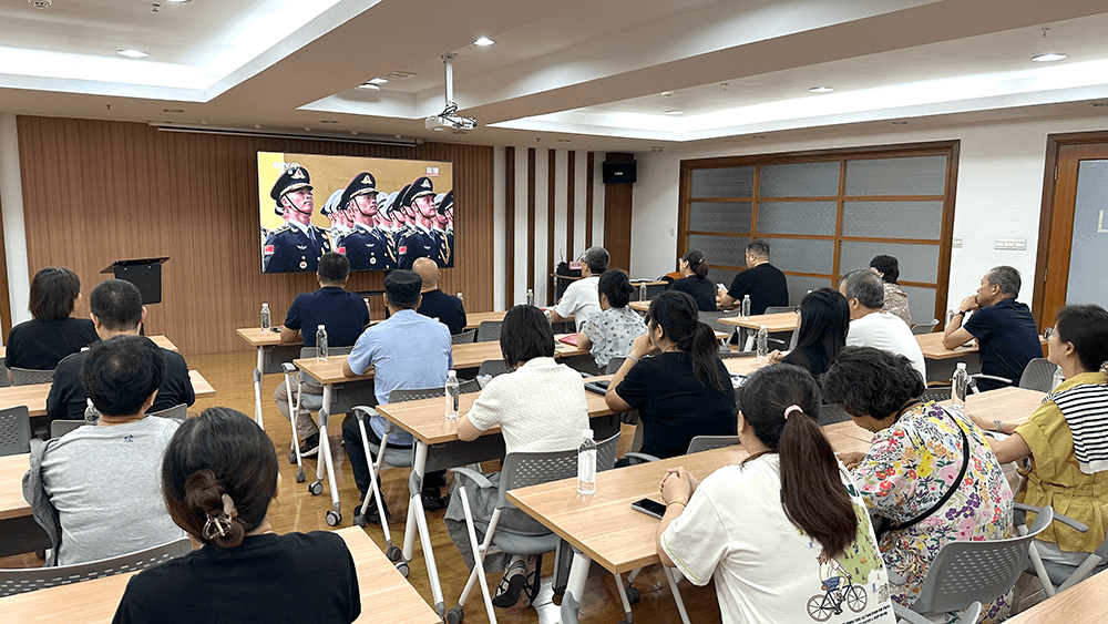 銘記歷史 共沐榮光——劉潭服裝黨支部組織觀看“9·3”勝利日大閱兵 銘記歷史 共沐榮光——劉潭服裝黨支部組織觀看“9·3”勝利日大閱兵